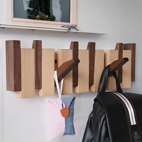 Patère mural bicolore sur un mur avec un sac à dos suspendu sur un crochet
