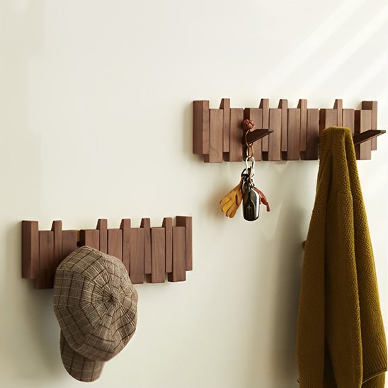 Patère mural installé sur un mur avec items suspendus aux crochets