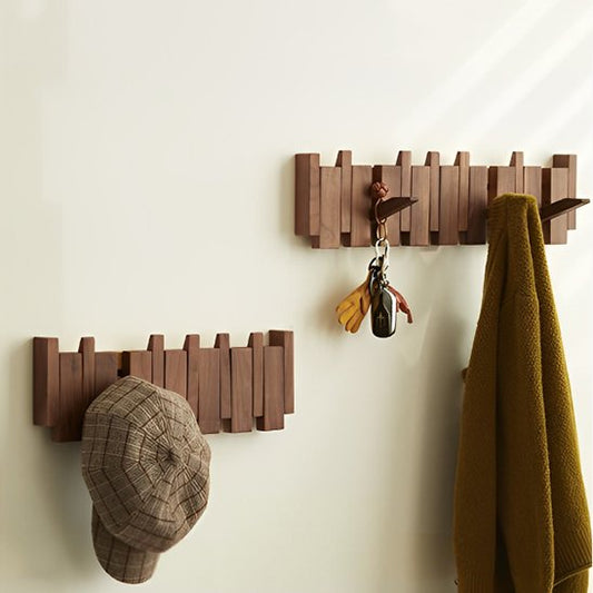 Patère mural installé sur un mur avec items suspendus aux crochets