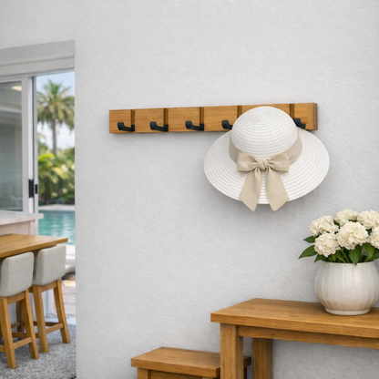 patère murale sur un mur blanc avec chapeaux dans une entrée