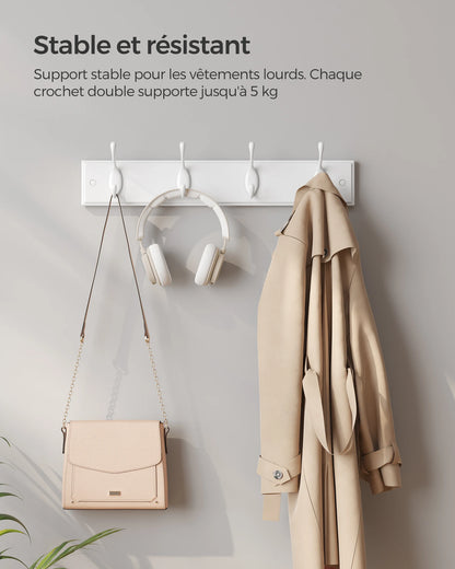 Patère murale sur un mur dans un entrée avec accessoires suspendus
