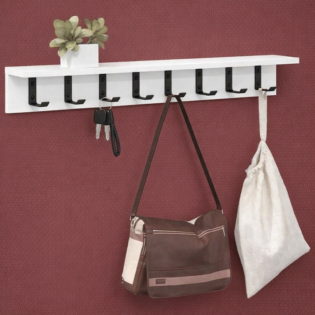 Patère porte manteau avec accessoires suspendu dans une entrée