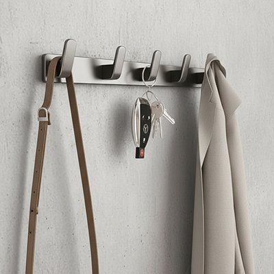 Patère porte manteau avec une sacoche, des clés et un manteaux accrochés 