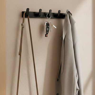 Patère porte manteau  noir sur un mur beige