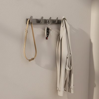 Patère porte manteau gris avec ceinture, clés t manteaux accrochés