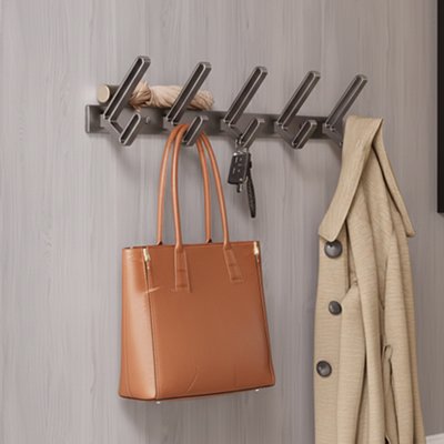 Patère porte manteau avec manteau, clé et sac à main suspendus, entrée dégagée 