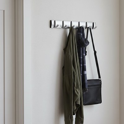 Vue de face de la patère porte-manteau avec vêtements et sac accrochés