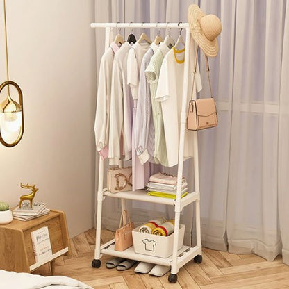 Portant vêtements blanc sur roulettes déplacé dans une chambre, vêtements suspendus sur la barre supérieure 