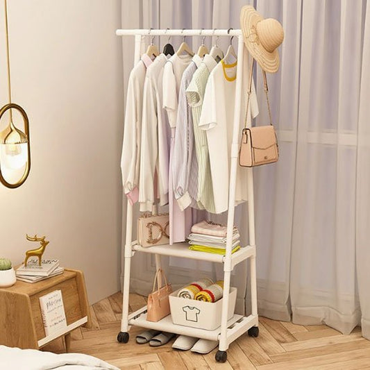 Portant vêtements blanc sur roulettes déplacé dans une chambre, vêtements suspendus sur la barre supérieure 