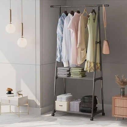 Portant vêtements dans un charmant décor avec vêtements suspendus sur la barre supérieure