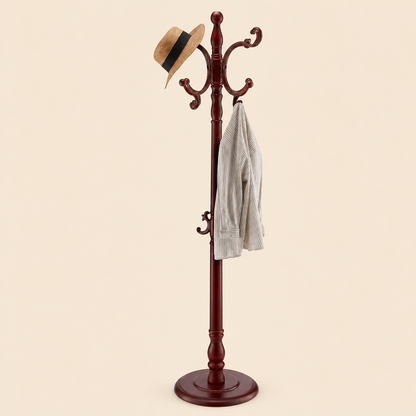 Porte manteau avec chapeau et veste de suspendu sur les crochets
