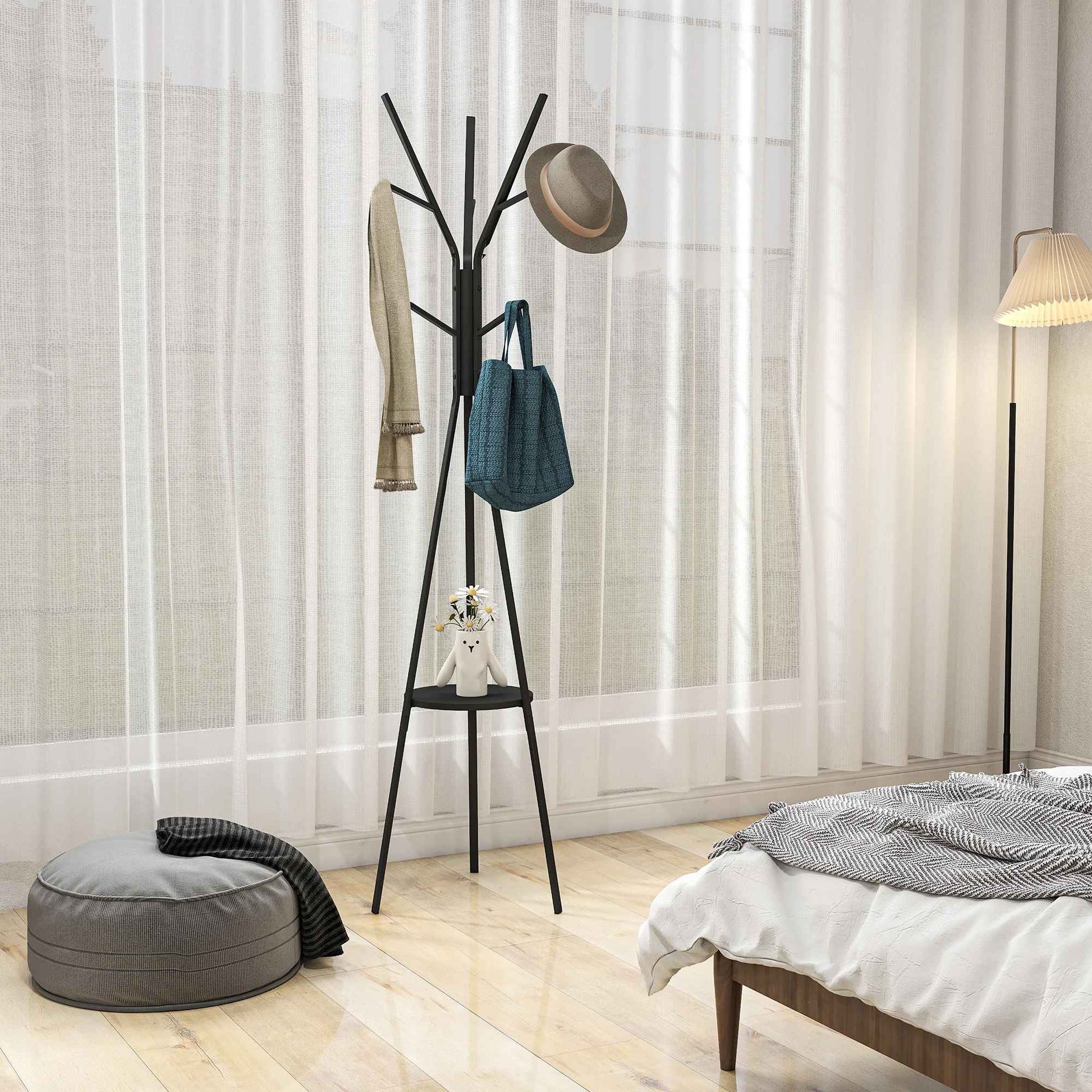 Porte manteau dans une chambre à coucher