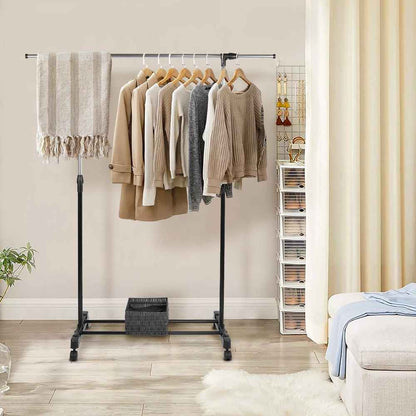 Porte-manteau mobile réglable installé dans une chambre