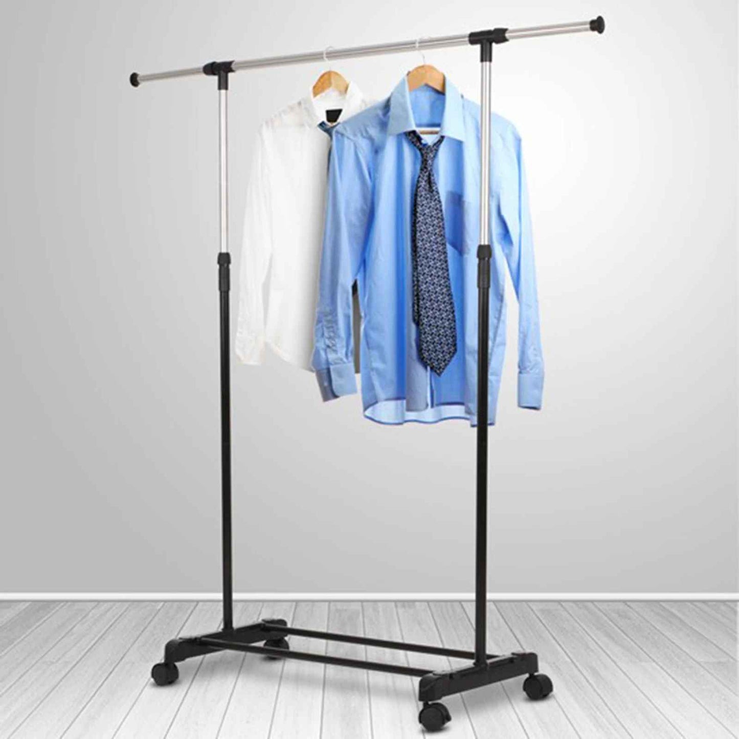 Porte-manteau mobile réglable dans un couloir d'entrée