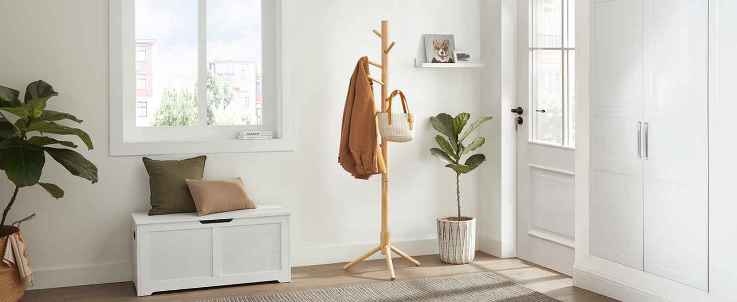 Porte-manteau bois élégant dans une entrée bien rangée
