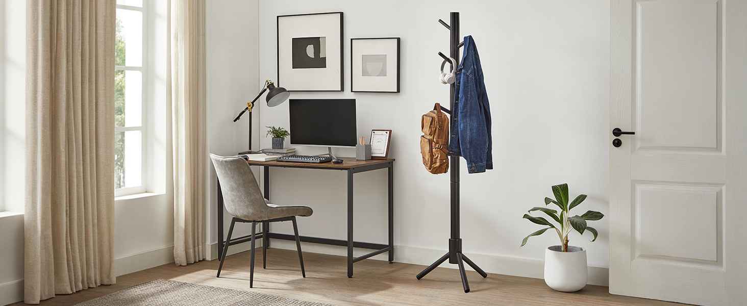 Porte-manteau noir en bois installé dans un bureau