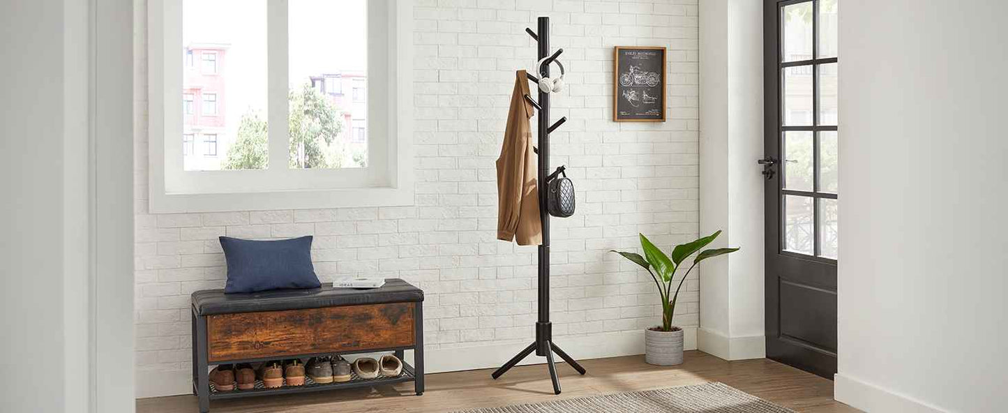 Porte-manteau noir ajustable dans une entrée de maison