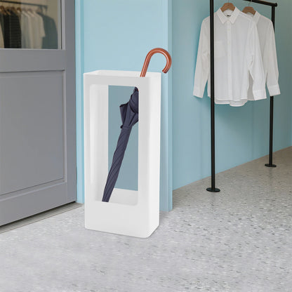 un porte parapluie blanc dans une enttrée