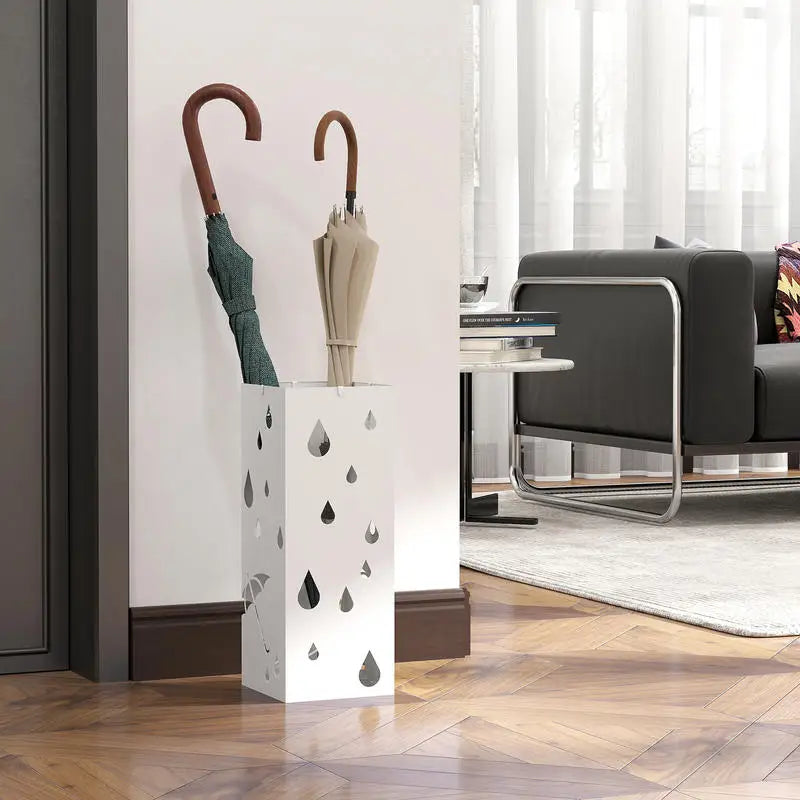 Un porte parapluie blanc dans une entrée avec parapluies à l'intérieur