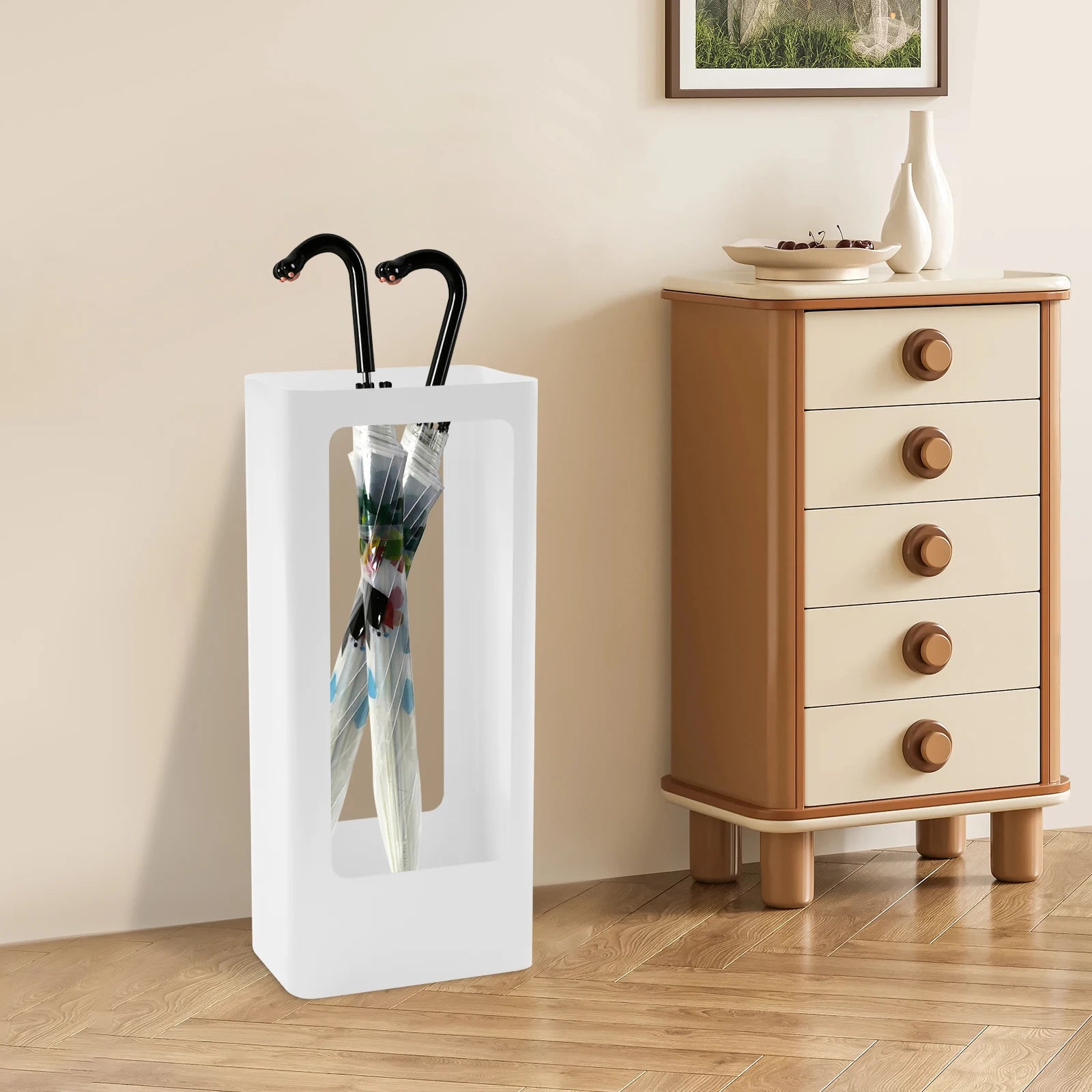 un porte parapluie dans une entrée avec des parapluie à l'intérieur