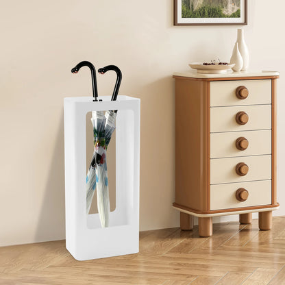 un porte parapluie dans une entrée avec des parapluie à l'intérieur