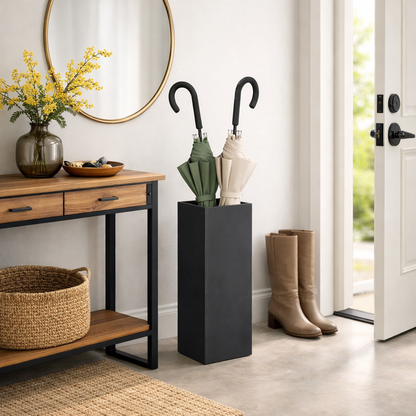 Porte parapluie dans un entrée bien rangée 