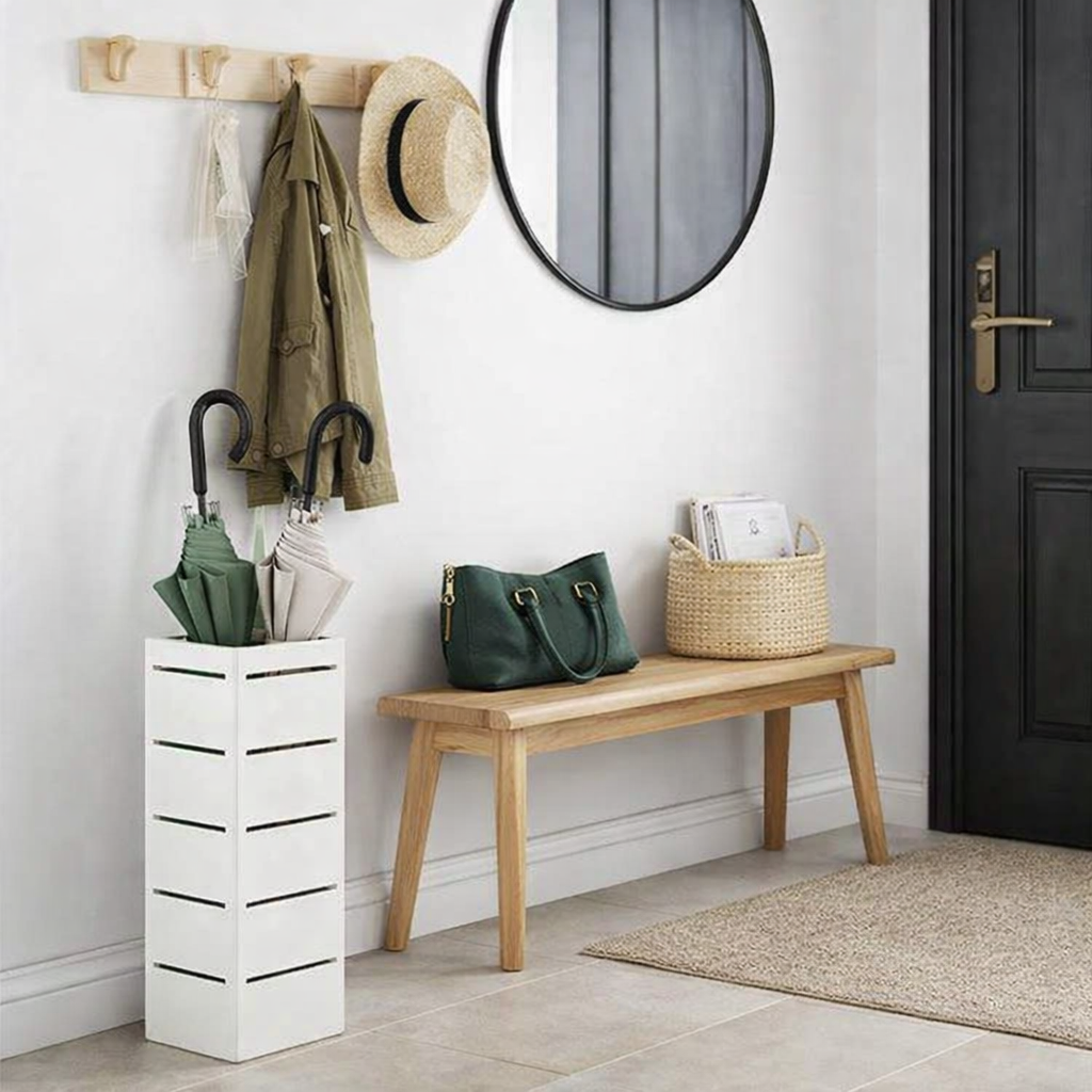 Porte parapluie dans une entrée rangée