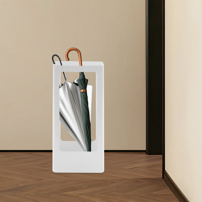 un porte parapluie dans une entrée
