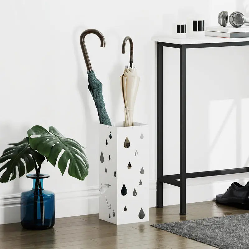 Un porte parapluie dans une entrée avec parapluies à l'intérieur