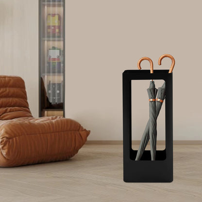 un porte parapluie noir avec des parapluie à l'intérieur