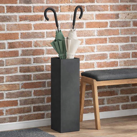 Porte parapluie noir avec 2 parapluie à l'intérieur