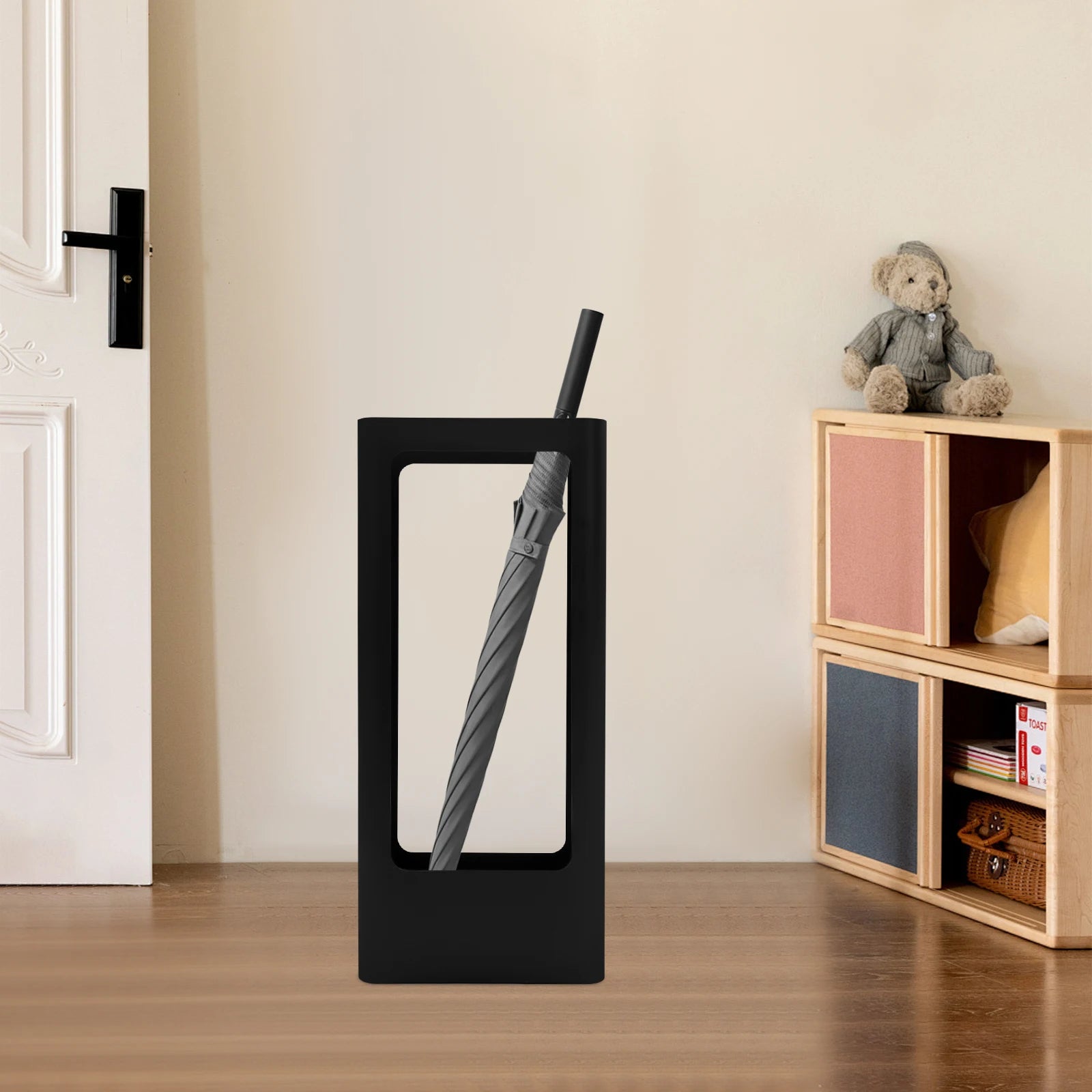 un porte parapluie noir dans une entrée
