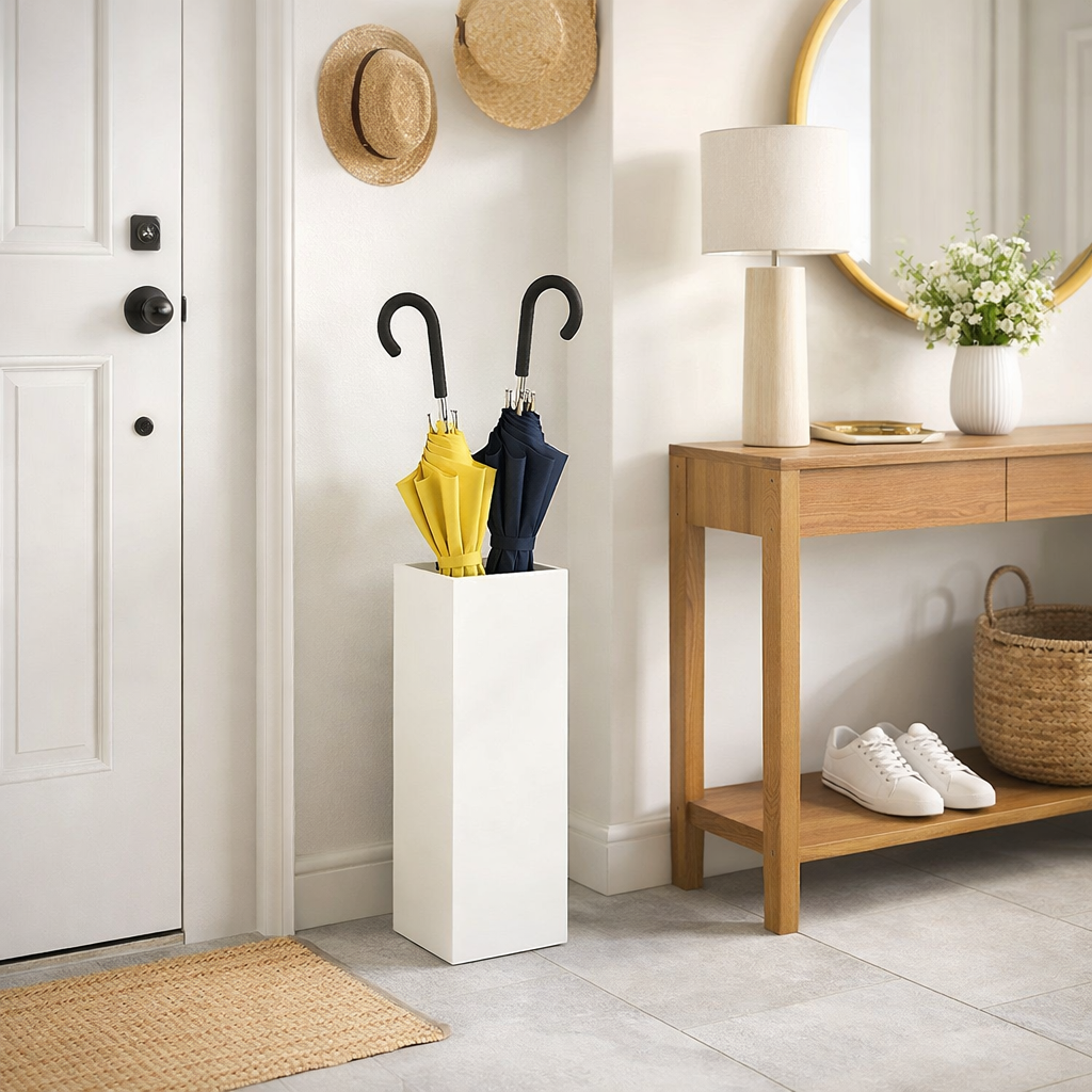 Porte parapluie placé dans une entrée bien rangé