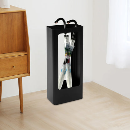 un porte parapluie noir dans une entrée