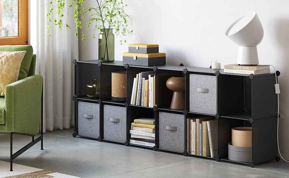rangement chaussures dans une entrée de salon avec livres et décoration à l'intérieur