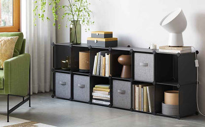 rangement chaussures dans une entrée de salon avec livres et décoration à l'intérieur