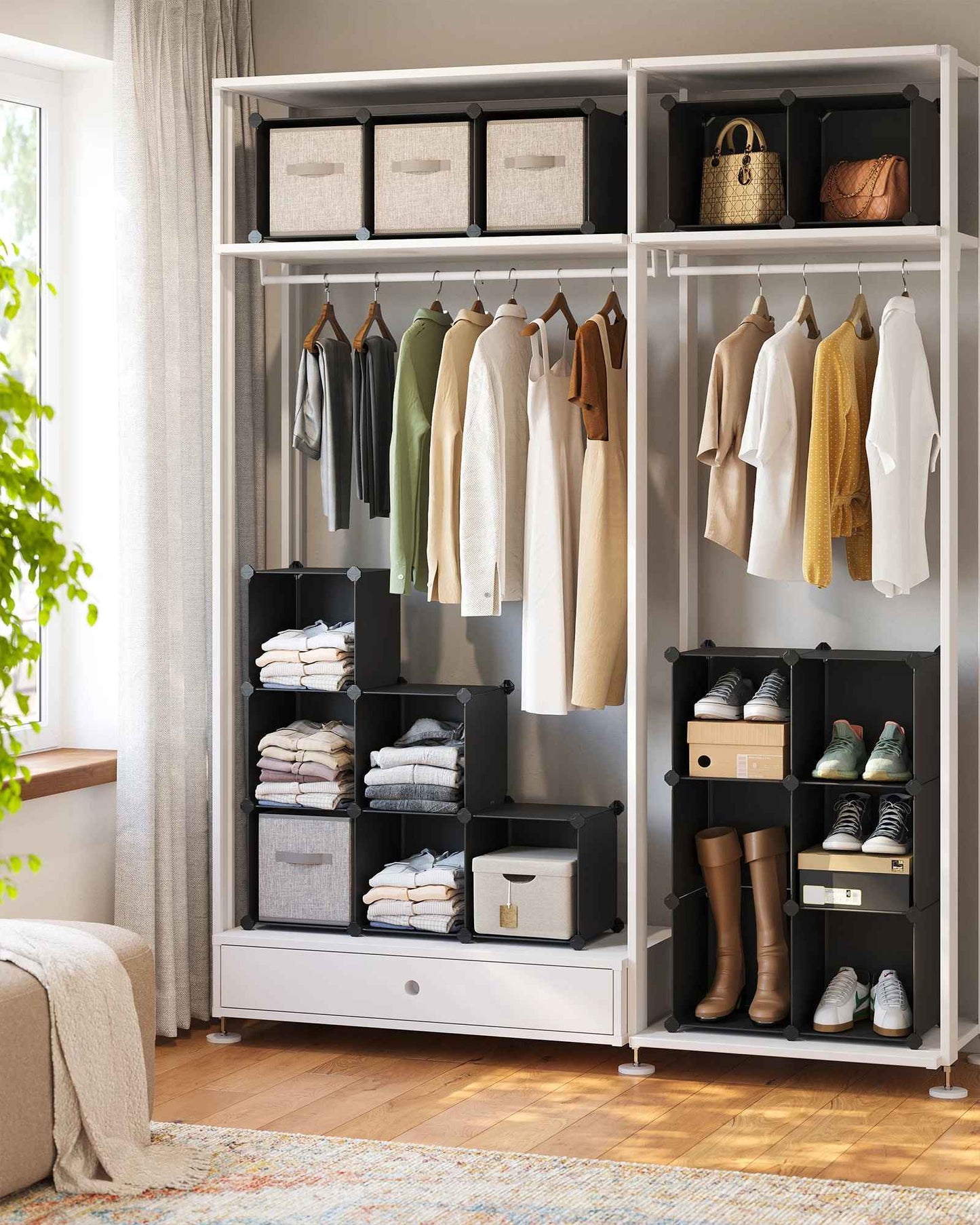 rangement chaussures avec chaussures, vêtements et accessoires rangés dans un grand meuble de rangement 