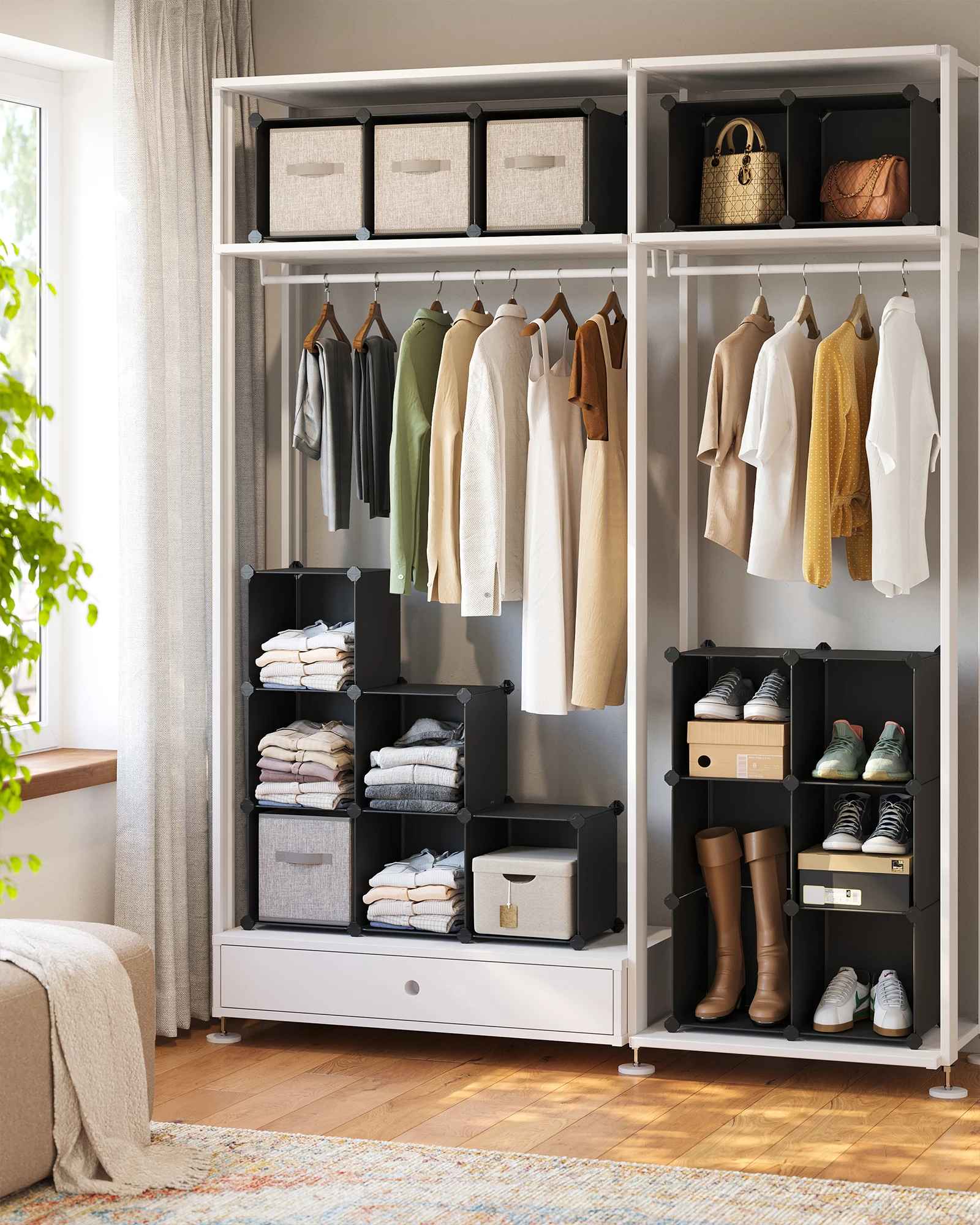 rangement chaussures avec chaussures, vêtements et accessoires rangés dans un grand meuble de rangement 