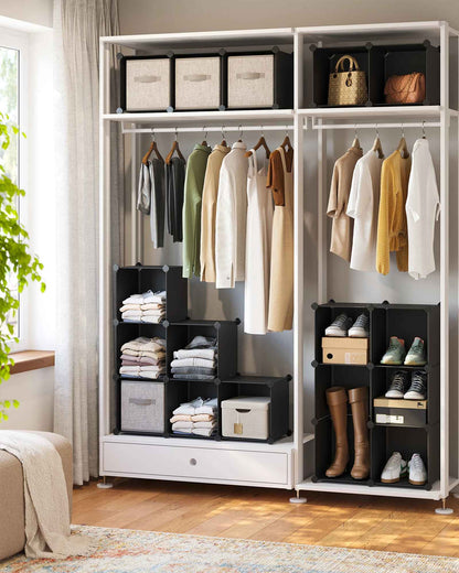 rangement chaussures avec chaussures, vêtements et accessoires rangés dans un grand meuble de rangement 