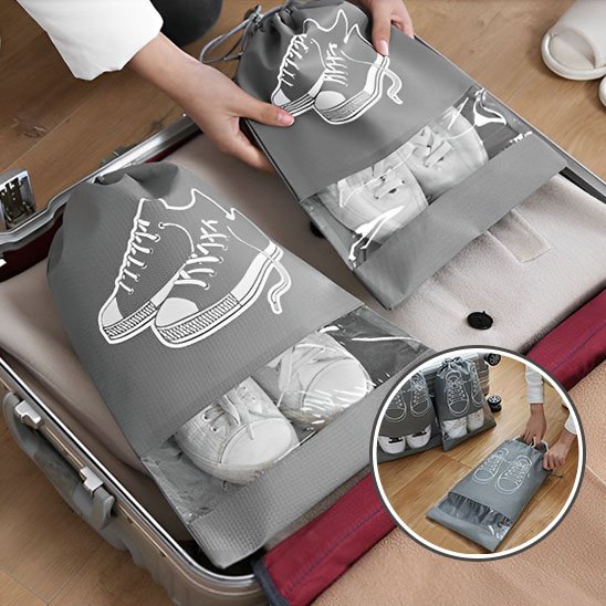 Sac à chaussures plié en format compact, occupant un espace minimal dans un bagage 