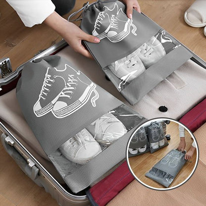 Sac à chaussures plié en format compact, occupant un espace minimal dans un bagage 