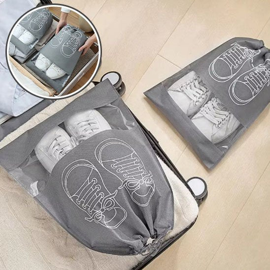 Sac à chaussures fermé avec fenêtre transparente laissant voir la paire rangée à l’intérieur