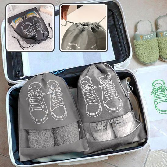 Main tirant le cordon élastique pour fermer un sac à chaussures en nylon