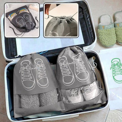 Main tirant le cordon élastique pour fermer un sac à chaussures en nylon