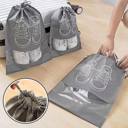 Sac à chaussures fermé avec fenêtre transparente laissant voir la paire rangée à l’intérieur