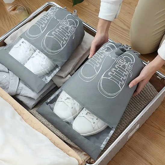 Sac à chaussures plié en format compact, occupant un espace minimal dans un bagage 