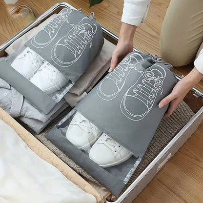 Sac à chaussures plié en format compact, occupant un espace minimal dans un bagage 