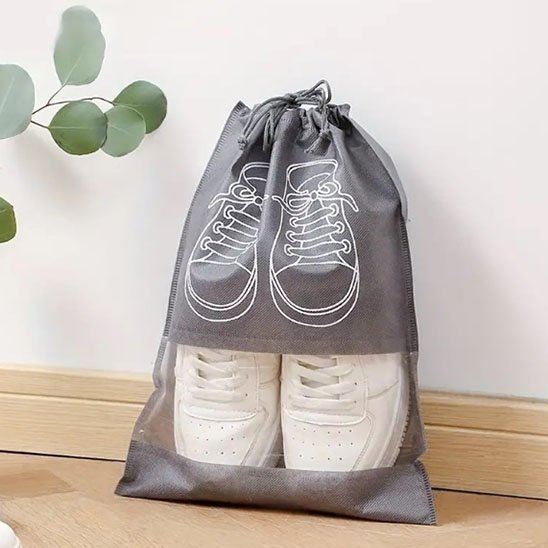Gros plan sur le tissu nylon respirant d’un sac à chaussures, texture légère et résistante