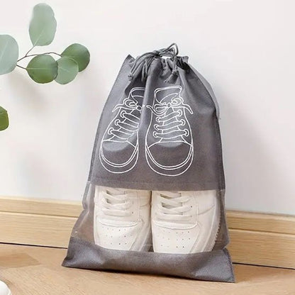 Gros plan sur le tissu nylon respirant d’un sac à chaussures, texture légère et résistante