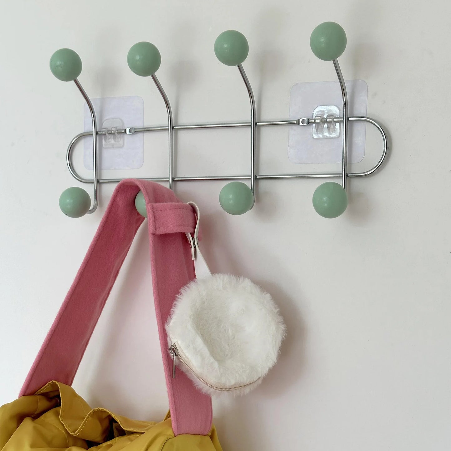 Sac suspendu sur un crochet de la patère murale